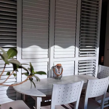 Isabella Modern Flat Center